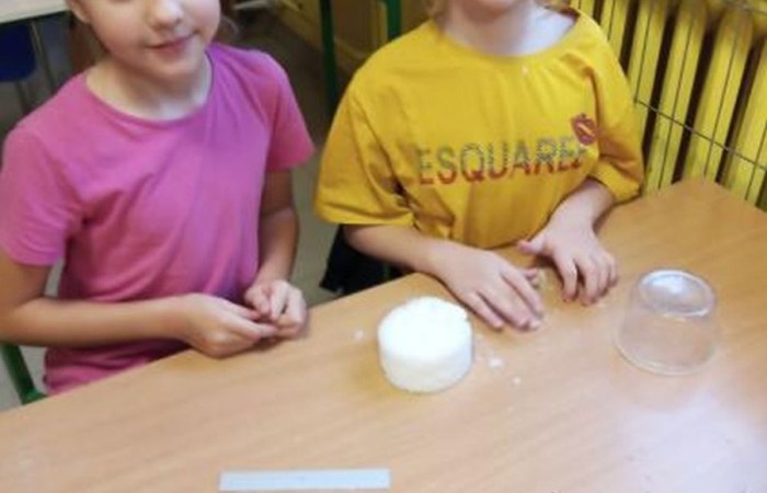 Uczniowie klasy 3a biorący udział w projekcie S.Z.U.M. mieli okazję wcielić się w rolę naukowców. Podczas zajęć „Młody Odkrywca” przeprowadzili fascynujący eksperyment – stworzyli sztuczny śnieg z… pieluszek. Dzieci z ogromnym entuzjazmem badały, jak superabsorbent działa i zamienia wodę w puszysty „śnieg”. Zabawa była przednia, a radość – bezcenna!
Z kolei na zajęciach „Od Smyka do Matematyce” rozwijaliśmy nasze umiejętności liczenia i logicznego myślenia. Poprzez gry, zagadki i kreatywne zadania dzieci przekonały się, że matematyka to nie tylko liczby, ale i świetna zabawa!