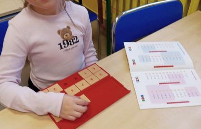 Uczniowie klasy 3a biorący udział w projekcie S.Z.U.M. mieli okazję wcielić się w rolę naukowców. Podczas zajęć „Młody Odkrywca” przeprowadzili fascynujący eksperyment – stworzyli sztuczny śnieg z… pieluszek. Dzieci z ogromnym entuzjazmem badały, jak superabsorbent działa i zamienia wodę w puszysty „śnieg”. Zabawa była przednia, a radość – bezcenna!
Z kolei na zajęciach „Od Smyka do Matematyce” rozwijaliśmy nasze umiejętności liczenia i logicznego myślenia. Poprzez gry, zagadki i kreatywne zadania dzieci przekonały się, że matematyka to nie tylko liczby, ale i świetna zabawa!