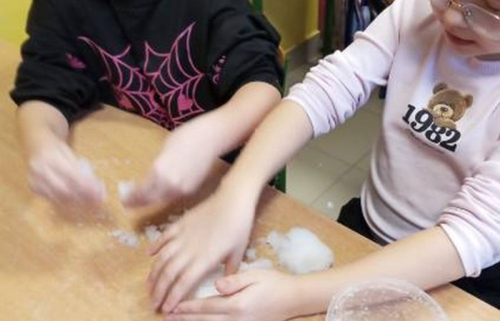 Uczniowie klasy 3a biorący udział w projekcie S.Z.U.M. mieli okazję wcielić się w rolę naukowców. Podczas zajęć „Młody Odkrywca” przeprowadzili fascynujący eksperyment – stworzyli sztuczny śnieg z… pieluszek. Dzieci z ogromnym entuzjazmem badały, jak superabsorbent działa i zamienia wodę w puszysty „śnieg”. Zabawa była przednia, a radość – bezcenna!
Z kolei na zajęciach „Od Smyka do Matematyce” rozwijaliśmy nasze umiejętności liczenia i logicznego myślenia. Poprzez gry, zagadki i kreatywne zadania dzieci przekonały się, że matematyka to nie tylko liczby, ale i świetna zabawa!