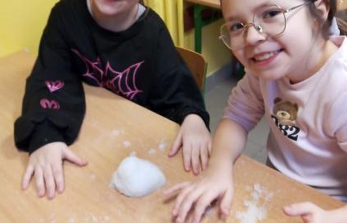 Uczniowie klasy 3a biorący udział w projekcie S.Z.U.M. mieli okazję wcielić się w rolę naukowców. Podczas zajęć „Młody Odkrywca” przeprowadzili fascynujący eksperyment – stworzyli sztuczny śnieg z… pieluszek. Dzieci z ogromnym entuzjazmem badały, jak superabsorbent działa i zamienia wodę w puszysty „śnieg”. Zabawa była przednia, a radość – bezcenna!
Z kolei na zajęciach „Od Smyka do Matematyce” rozwijaliśmy nasze umiejętności liczenia i logicznego myślenia. Poprzez gry, zagadki i kreatywne zadania dzieci przekonały się, że matematyka to nie tylko liczby, ale i świetna zabawa!