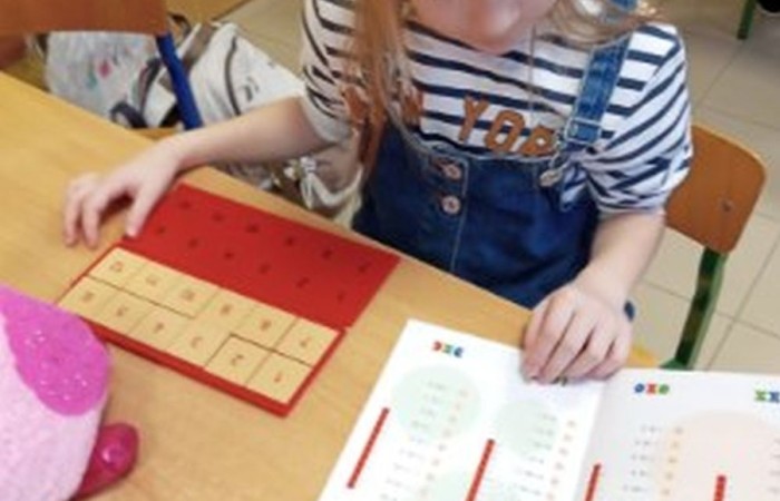 Uczniowie klasy 3a biorący udział w projekcie S.Z.U.M. mieli okazję wcielić się w rolę naukowców. Podczas zajęć „Młody Odkrywca” przeprowadzili fascynujący eksperyment – stworzyli sztuczny śnieg z… pieluszek. Dzieci z ogromnym entuzjazmem badały, jak superabsorbent działa i zamienia wodę w puszysty „śnieg”. Zabawa była przednia, a radość – bezcenna!
Z kolei na zajęciach „Od Smyka do Matematyce” rozwijaliśmy nasze umiejętności liczenia i logicznego myślenia. Poprzez gry, zagadki i kreatywne zadania dzieci przekonały się, że matematyka to nie tylko liczby, ale i świetna zabawa!