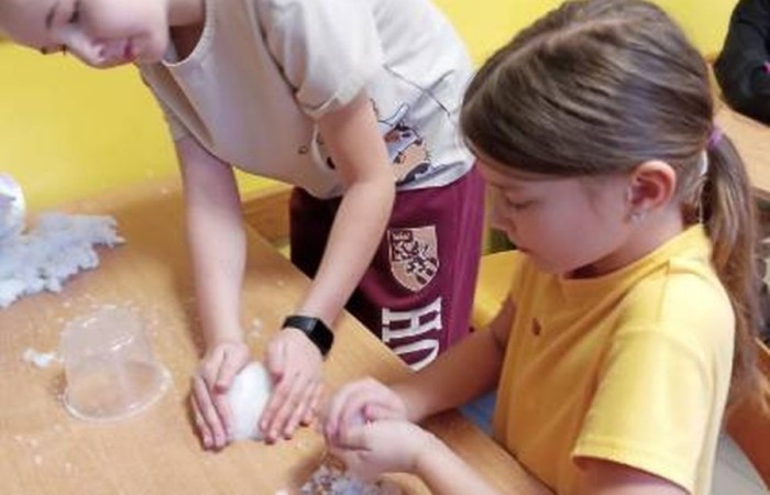 Uczniowie klasy 3a biorący udział w projekcie S.Z.U.M. mieli okazję wcielić się w rolę naukowców. Podczas zajęć „Młody Odkrywca” przeprowadzili fascynujący eksperyment – stworzyli sztuczny śnieg z… pieluszek. Dzieci z ogromnym entuzjazmem badały, jak superabsorbent działa i zamienia wodę w puszysty „śnieg”. Zabawa była przednia, a radość – bezcenna!
Z kolei na zajęciach „Od Smyka do Matematyce” rozwijaliśmy nasze umiejętności liczenia i logicznego myślenia. Poprzez gry, zagadki i kreatywne zadania dzieci przekonały się, że matematyka to nie tylko liczby, ale i świetna zabawa!