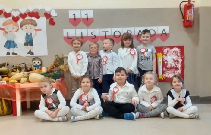 Odśpiewanie hymnu narodowego o godz. 11.11 w dniu 10.11 z okazji 103 rocznicy obchodów Święta Odzyskania Niepodległości przez dzieci z całego przedszkola.