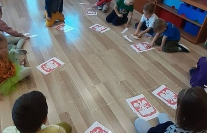 Odśpiewanie hymnu narodowego o godz. 11.11 w dniu 10.11 z okazji 103 rocznicy obchodów Święta Odzyskania Niepodległości przez dzieci z całego przedszkol