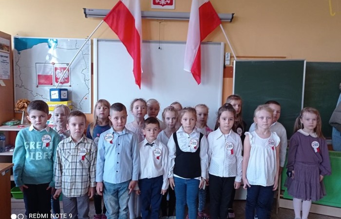 Odśpiewanie hymnu narodowego o godz. 11.11 w dniu 10.11 z okazji 103 rocznicy obchodów Święta Odzyskania Niepodległości przez dzieci z całego przedszkol