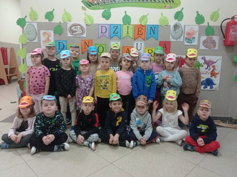 26 lutego nasze przedszkolaki przeniosły się do parku Jurajskiego świętując Dzień Dinozaura.
Te niezwykłe stworzenia fascynują najmłodszych, kryją wiele tajemnic, zaskakują swoim wyglądem oraz wielkością. Dlatego też przedszkolaki poznały historię tych stworzeń, dowiedziały się jak wyglądały, czym się żywiły oraz jak wyginęły.
Dzieci brały udział w różnych konkurencjach np. musiały wytropić dinozaura krocząc po właściwych śladach, odgadywały zagadki, brały udział w zabawach ruchowo – naśladowczych.
Przedszkolaki próbowały także swoich sił w zadaniach związanych z kodowaniem, eksperymentowały, a także wykonały przepiękne prace plastyczne związane z dinozaurami.
To był wspaniale spędzony czas!

