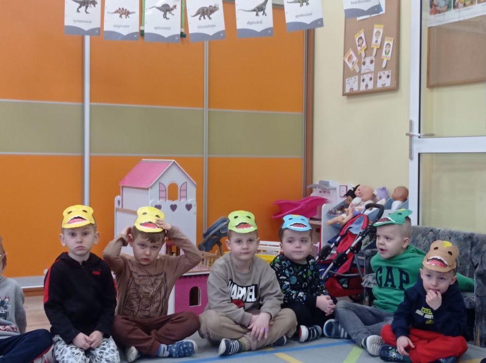 26 lutego nasze przedszkolaki przeniosły się do parku Jurajskiego świętując Dzień Dinozaura.
Te niezwykłe stworzenia fascynują najmłodszych, kryją wiele tajemnic, zaskakują swoim wyglądem oraz wielkością. Dlatego też przedszkolaki poznały historię tych stworzeń, dowiedziały się jak wyglądały, czym się żywiły oraz jak wyginęły.
Dzieci brały udział w różnych konkurencjach np. musiały wytropić dinozaura krocząc po właściwych śladach, odgadywały zagadki, brały udział w zabawach ruchowo – naśladowczych.
Przedszkolaki próbowały także swoich sił w zadaniach związanych z kodowaniem, eksperymentowały, a także wykonały przepiękne prace plastyczne związane z dinozaurami.
To był wspaniale spędzony czas!
