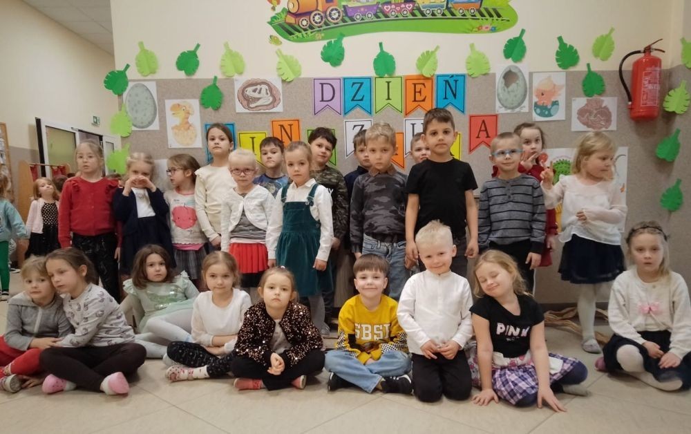26 lutego nasze przedszkolaki przeniosły się do parku Jurajskiego świętując Dzień Dinozaura.
Te niezwykłe stworzenia fascynują najmłodszych, kryją wiele tajemnic, zaskakują swoim wyglądem oraz wielkością. Dlatego też przedszkolaki poznały historię tych stworzeń, dowiedziały się jak wyglądały, czym się żywiły oraz jak wyginęły.
Dzieci brały udział w różnych konkurencjach np. musiały wytropić dinozaura krocząc po właściwych śladach, odgadywały zagadki, brały udział w zabawach ruchowo – naśladowczych.
Przedszkolaki próbowały także swoich sił w zadaniach związanych z kodowaniem, eksperymentowały, a także wykonały przepiękne prace plastyczne związane z dinozaurami.
To był wspaniale spędzony czas!
