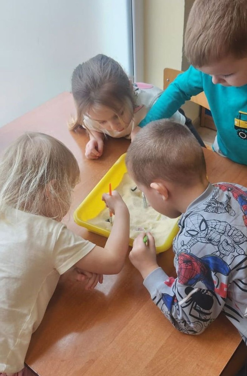 26 lutego nasze przedszkolaki przeniosły się do parku Jurajskiego świętując Dzień Dinozaura.
Te niezwykłe stworzenia fascynują najmłodszych, kryją wiele tajemnic, zaskakują swoim wyglądem oraz wielkością. Dlatego też przedszkolaki poznały historię tych stworzeń, dowiedziały się jak wyglądały, czym się żywiły oraz jak wyginęły.
Dzieci brały udział w różnych konkurencjach np. musiały wytropić dinozaura krocząc po właściwych śladach, odgadywały zagadki, brały udział w zabawach ruchowo – naśladowczych.
Przedszkolaki próbowały także swoich sił w zadaniach związanych z kodowaniem, eksperymentowały, a także wykonały przepiękne prace plastyczne związane z dinozaurami.
To był wspaniale spędzony czas!
