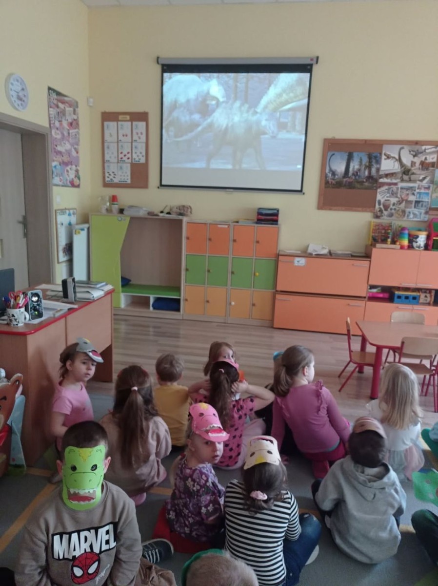 26 lutego nasze przedszkolaki przeniosły się do parku Jurajskiego świętując Dzień Dinozaura.
Te niezwykłe stworzenia fascynują najmłodszych, kryją wiele tajemnic, zaskakują swoim wyglądem oraz wielkością. Dlatego też przedszkolaki poznały historię tych stworzeń, dowiedziały się jak wyglądały, czym się żywiły oraz jak wyginęły.
Dzieci brały udział w różnych konkurencjach np. musiały wytropić dinozaura krocząc po właściwych śladach, odgadywały zagadki, brały udział w zabawach ruchowo – naśladowczych.
Przedszkolaki próbowały także swoich sił w zadaniach związanych z kodowaniem, eksperymentowały, a także wykonały przepiękne prace plastyczne związane z dinozaurami.
To był wspaniale spędzony czas!
