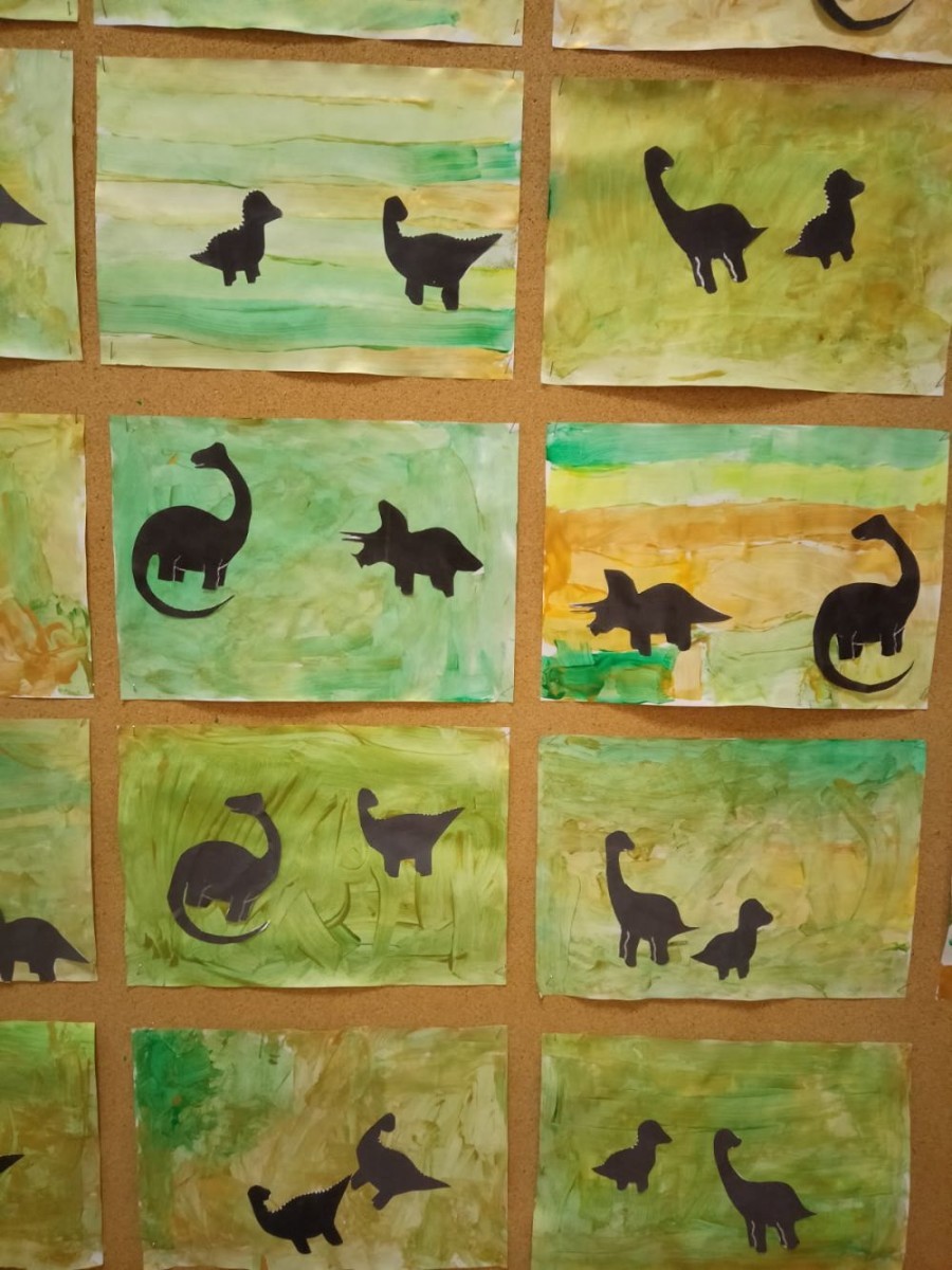 26 lutego nasze przedszkolaki przeniosły się do parku Jurajskiego świętując Dzień Dinozaura.
Te niezwykłe stworzenia fascynują najmłodszych, kryją wiele tajemnic, zaskakują swoim wyglądem oraz wielkością. Dlatego też przedszkolaki poznały historię tych stworzeń, dowiedziały się jak wyglądały, czym się żywiły oraz jak wyginęły.
Dzieci brały udział w różnych konkurencjach np. musiały wytropić dinozaura krocząc po właściwych śladach, odgadywały zagadki, brały udział w zabawach ruchowo – naśladowczych.
Przedszkolaki próbowały także swoich sił w zadaniach związanych z kodowaniem, eksperymentowały, a także wykonały przepiękne prace plastyczne związane z dinozaurami.
To był wspaniale spędzony czas!
