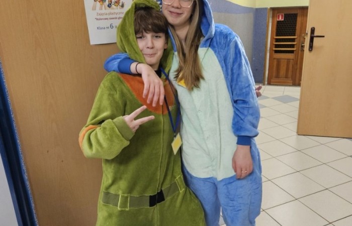 26 lutego w naszej szkole odbył się wyjątkowy DZIEŃ OTWARTY, podczas którego mieliśmy przyjemność gościć przedszkolaków, przyszłych uczniów oraz ich rodziców. Była to doskonała okazja, aby poczuć atmosferę naszej szkoły, poznać jej ofertę edukacyjną i odkryć to, co czyni ją miejscem pełnym pasji, wiedzy i radości.
Zwiedzanie naszej placówki obejmowało sale przedmiotowe, bibliotekę, stołówkę, świetlicę oraz małą salę gimnastyczną, gdzie można było na własnej skórze poczuć rytm codziennego życia naszej szkolnej społeczności.
Na odwiedzających czekało mnóstwo niespodzianek! Zachętą do działania były pieczątki, które najmłodsi otrzymywali w nagrodę za wykonanie przeróżnych zadań. W sali gimnastycznej na uczestników czekały ekscytujące konkurencje sprawnościowe, a w pracowni kulinarnej – pachnące i chrupiące gofry własnej roboty. Młodzi odkrywcy mieli okazję badać świat przez mikroskop, eksperymentować z interaktywnymi robotami Photon oraz brać udział w zajęciach z robotyki. Z kolei miłośnicy sztuki mogli tworzyć piękne dzieła na warsztatach plastycznych i origami, a najmłodsi cieszyli się malowaniem twarzy.
Nie zabrakło także wyzwań dla bystrego umysłu! Gry i zabawy językowe, rebusy oraz polonistyczne łamigłówki rozbudzały wyobraźnię i rozwijały umiejętności językowe. Wesoła „Gimnastyka buzi i języka” sprawiła, że ćwiczenie dykcji stało się czystą przyjemnością. Ogromnym zainteresowaniem cieszyły się również gry planszowe, które dostarczyły mnóstwa radości i emocjonującej rywalizacji. Dodatkowo, zabawy z chustą Klanza okazały się świetnym sposobem na integrację i wspólną zabawę pełną śmiechu.
Aktywne zwiedzanie stało się więc okazją do rozwijania ciekawości świata, nabywania nowych umiejętności, pobudzania w najmłodszych kreatywności oraz odczuwania satysfakcji z osiągniętego sukcesu.