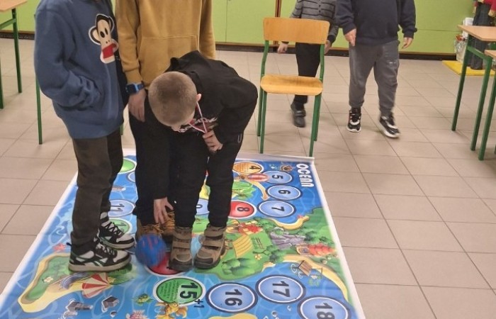 26 lutego w naszej szkole odbył się wyjątkowy DZIEŃ OTWARTY, podczas którego mieliśmy przyjemność gościć przedszkolaków, przyszłych uczniów oraz ich rodziców. Była to doskonała okazja, aby poczuć atmosferę naszej szkoły, poznać jej ofertę edukacyjną i odkryć to, co czyni ją miejscem pełnym pasji, wiedzy i radości.
Zwiedzanie naszej placówki obejmowało sale przedmiotowe, bibliotekę, stołówkę, świetlicę oraz małą salę gimnastyczną, gdzie można było na własnej skórze poczuć rytm codziennego życia naszej szkolnej społeczności.
Na odwiedzających czekało mnóstwo niespodzianek! Zachętą do działania były pieczątki, które najmłodsi otrzymywali w nagrodę za wykonanie przeróżnych zadań. W sali gimnastycznej na uczestników czekały ekscytujące konkurencje sprawnościowe, a w pracowni kulinarnej – pachnące i chrupiące gofry własnej roboty. Młodzi odkrywcy mieli okazję badać świat przez mikroskop, eksperymentować z interaktywnymi robotami Photon oraz brać udział w zajęciach z robotyki. Z kolei miłośnicy sztuki mogli tworzyć piękne dzieła na warsztatach plastycznych i origami, a najmłodsi cieszyli się malowaniem twarzy.
Nie zabrakło także wyzwań dla bystrego umysłu! Gry i zabawy językowe, rebusy oraz polonistyczne łamigłówki rozbudzały wyobraźnię i rozwijały umiejętności językowe. Wesoła „Gimnastyka buzi i języka” sprawiła, że ćwiczenie dykcji stało się czystą przyjemnością. Ogromnym zainteresowaniem cieszyły się również gry planszowe, które dostarczyły mnóstwa radości i emocjonującej rywalizacji. Dodatkowo, zabawy z chustą Klanza okazały się świetnym sposobem na integrację i wspólną zabawę pełną śmiechu.
Aktywne zwiedzanie stało się więc okazją do rozwijania ciekawości świata, nabywania nowych umiejętności, pobudzania w najmłodszych kreatywności oraz odczuwania satysfakcji z osiągniętego sukcesu.