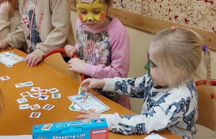 26 lutego w naszej szkole odbył się wyjątkowy DZIEŃ OTWARTY, podczas którego mieliśmy przyjemność gościć przedszkolaków, przyszłych uczniów oraz ich rodziców. Była to doskonała okazja, aby poczuć atmosferę naszej szkoły, poznać jej ofertę edukacyjną i odkryć to, co czyni ją miejscem pełnym pasji, wiedzy i radości.
Zwiedzanie naszej placówki obejmowało sale przedmiotowe, bibliotekę, stołówkę, świetlicę oraz małą salę gimnastyczną, gdzie można było na własnej skórze poczuć rytm codziennego życia naszej szkolnej społeczności.
Na odwiedzających czekało mnóstwo niespodzianek! Zachętą do działania były pieczątki, które najmłodsi otrzymywali w nagrodę za wykonanie przeróżnych zadań. W sali gimnastycznej na uczestników czekały ekscytujące konkurencje sprawnościowe, a w pracowni kulinarnej – pachnące i chrupiące gofry własnej roboty. Młodzi odkrywcy mieli okazję badać świat przez mikroskop, eksperymentować z interaktywnymi robotami Photon oraz brać udział w zajęciach z robotyki. Z kolei miłośnicy sztuki mogli tworzyć piękne dzieła na warsztatach plastycznych i origami, a najmłodsi cieszyli się malowaniem twarzy.
Nie zabrakło także wyzwań dla bystrego umysłu! Gry i zabawy językowe, rebusy oraz polonistyczne łamigłówki rozbudzały wyobraźnię i rozwijały umiejętności językowe. Wesoła „Gimnastyka buzi i języka” sprawiła, że ćwiczenie dykcji stało się czystą przyjemnością. Ogromnym zainteresowaniem cieszyły się również gry planszowe, które dostarczyły mnóstwa radości i emocjonującej rywalizacji. Dodatkowo, zabawy z chustą Klanza okazały się świetnym sposobem na integrację i wspólną zabawę pełną śmiechu.
Aktywne zwiedzanie stało się więc okazją do rozwijania ciekawości świata, nabywania nowych umiejętności, pobudzania w najmłodszych kreatywności oraz odczuwania satysfakcji z osiągniętego sukcesu.