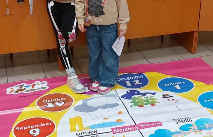 26 lutego w naszej szkole odbył się wyjątkowy DZIEŃ OTWARTY, podczas którego mieliśmy przyjemność gościć przedszkolaków, przyszłych uczniów oraz ich rodziców. Była to doskonała okazja, aby poczuć atmosferę naszej szkoły, poznać jej ofertę edukacyjną i odkryć to, co czyni ją miejscem pełnym pasji, wiedzy i radości.
Zwiedzanie naszej placówki obejmowało sale przedmiotowe, bibliotekę, stołówkę, świetlicę oraz małą salę gimnastyczną, gdzie można było na własnej skórze poczuć rytm codziennego życia naszej szkolnej społeczności.
Na odwiedzających czekało mnóstwo niespodzianek! Zachętą do działania były pieczątki, które najmłodsi otrzymywali w nagrodę za wykonanie przeróżnych zadań. W sali gimnastycznej na uczestników czekały ekscytujące konkurencje sprawnościowe, a w pracowni kulinarnej – pachnące i chrupiące gofry własnej roboty. Młodzi odkrywcy mieli okazję badać świat przez mikroskop, eksperymentować z interaktywnymi robotami Photon oraz brać udział w zajęciach z robotyki. Z kolei miłośnicy sztuki mogli tworzyć piękne dzieła na warsztatach plastycznych i origami, a najmłodsi cieszyli się malowaniem twarzy.
Nie zabrakło także wyzwań dla bystrego umysłu! Gry i zabawy językowe, rebusy oraz polonistyczne łamigłówki rozbudzały wyobraźnię i rozwijały umiejętności językowe. Wesoła „Gimnastyka buzi i języka” sprawiła, że ćwiczenie dykcji stało się czystą przyjemnością. Ogromnym zainteresowaniem cieszyły się również gry planszowe, które dostarczyły mnóstwa radości i emocjonującej rywalizacji. Dodatkowo, zabawy z chustą Klanza okazały się świetnym sposobem na integrację i wspólną zabawę pełną śmiechu.
Aktywne zwiedzanie stało się więc okazją do rozwijania ciekawości świata, nabywania nowych umiejętności, pobudzania w najmłodszych kreatywności oraz odczuwania satysfakcji z osiągniętego sukcesu.