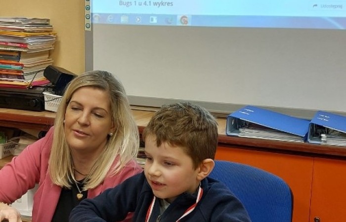 26 lutego w naszej szkole odbył się wyjątkowy DZIEŃ OTWARTY, podczas którego mieliśmy przyjemność gościć przedszkolaków, przyszłych uczniów oraz ich rodziców. Była to doskonała okazja, aby poczuć atmosferę naszej szkoły, poznać jej ofertę edukacyjną i odkryć to, co czyni ją miejscem pełnym pasji, wiedzy i radości.
Zwiedzanie naszej placówki obejmowało sale przedmiotowe, bibliotekę, stołówkę, świetlicę oraz małą salę gimnastyczną, gdzie można było na własnej skórze poczuć rytm codziennego życia naszej szkolnej społeczności.
Na odwiedzających czekało mnóstwo niespodzianek! Zachętą do działania były pieczątki, które najmłodsi otrzymywali w nagrodę za wykonanie przeróżnych zadań. W sali gimnastycznej na uczestników czekały ekscytujące konkurencje sprawnościowe, a w pracowni kulinarnej – pachnące i chrupiące gofry własnej roboty. Młodzi odkrywcy mieli okazję badać świat przez mikroskop, eksperymentować z interaktywnymi robotami Photon oraz brać udział w zajęciach z robotyki. Z kolei miłośnicy sztuki mogli tworzyć piękne dzieła na warsztatach plastycznych i origami, a najmłodsi cieszyli się malowaniem twarzy.
Nie zabrakło także wyzwań dla bystrego umysłu! Gry i zabawy językowe, rebusy oraz polonistyczne łamigłówki rozbudzały wyobraźnię i rozwijały umiejętności językowe. Wesoła „Gimnastyka buzi i języka” sprawiła, że ćwiczenie dykcji stało się czystą przyjemnością. Ogromnym zainteresowaniem cieszyły się również gry planszowe, które dostarczyły mnóstwa radości i emocjonującej rywalizacji. Dodatkowo, zabawy z chustą Klanza okazały się świetnym sposobem na integrację i wspólną zabawę pełną śmiechu.
Aktywne zwiedzanie stało się więc okazją do rozwijania ciekawości świata, nabywania nowych umiejętności, pobudzania w najmłodszych kreatywności oraz odczuwania satysfakcji z osiągniętego sukcesu.