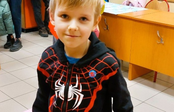 26 lutego w naszej szkole odbył się wyjątkowy DZIEŃ OTWARTY, podczas którego mieliśmy przyjemność gościć przedszkolaków, przyszłych uczniów oraz ich rodziców. Była to doskonała okazja, aby poczuć atmosferę naszej szkoły, poznać jej ofertę edukacyjną i odkryć to, co czyni ją miejscem pełnym pasji, wiedzy i radości.
Zwiedzanie naszej placówki obejmowało sale przedmiotowe, bibliotekę, stołówkę, świetlicę oraz małą salę gimnastyczną, gdzie można było na własnej skórze poczuć rytm codziennego życia naszej szkolnej społeczności.
Na odwiedzających czekało mnóstwo niespodzianek! Zachętą do działania były pieczątki, które najmłodsi otrzymywali w nagrodę za wykonanie przeróżnych zadań. W sali gimnastycznej na uczestników czekały ekscytujące konkurencje sprawnościowe, a w pracowni kulinarnej – pachnące i chrupiące gofry własnej roboty. Młodzi odkrywcy mieli okazję badać świat przez mikroskop, eksperymentować z interaktywnymi robotami Photon oraz brać udział w zajęciach z robotyki. Z kolei miłośnicy sztuki mogli tworzyć piękne dzieła na warsztatach plastycznych i origami, a najmłodsi cieszyli się malowaniem twarzy.
Nie zabrakło także wyzwań dla bystrego umysłu! Gry i zabawy językowe, rebusy oraz polonistyczne łamigłówki rozbudzały wyobraźnię i rozwijały umiejętności językowe. Wesoła „Gimnastyka buzi i języka” sprawiła, że ćwiczenie dykcji stało się czystą przyjemnością. Ogromnym zainteresowaniem cieszyły się również gry planszowe, które dostarczyły mnóstwa radości i emocjonującej rywalizacji. Dodatkowo, zabawy z chustą Klanza okazały się świetnym sposobem na integrację i wspólną zabawę pełną śmiechu.
Aktywne zwiedzanie stało się więc okazją do rozwijania ciekawości świata, nabywania nowych umiejętności, pobudzania w najmłodszych kreatywności oraz odczuwania satysfakcji z osiągniętego sukcesu.