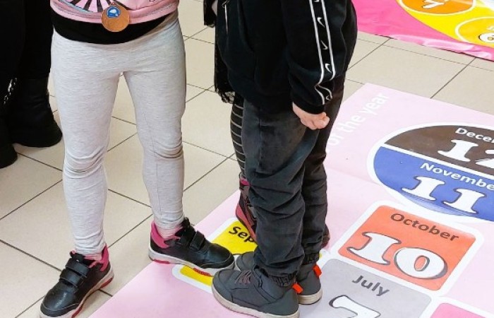 26 lutego w naszej szkole odbył się wyjątkowy DZIEŃ OTWARTY, podczas którego mieliśmy przyjemność gościć przedszkolaków, przyszłych uczniów oraz ich rodziców. Była to doskonała okazja, aby poczuć atmosferę naszej szkoły, poznać jej ofertę edukacyjną i odkryć to, co czyni ją miejscem pełnym pasji, wiedzy i radości.
Zwiedzanie naszej placówki obejmowało sale przedmiotowe, bibliotekę, stołówkę, świetlicę oraz małą salę gimnastyczną, gdzie można było na własnej skórze poczuć rytm codziennego życia naszej szkolnej społeczności.
Na odwiedzających czekało mnóstwo niespodzianek! Zachętą do działania były pieczątki, które najmłodsi otrzymywali w nagrodę za wykonanie przeróżnych zadań. W sali gimnastycznej na uczestników czekały ekscytujące konkurencje sprawnościowe, a w pracowni kulinarnej – pachnące i chrupiące gofry własnej roboty. Młodzi odkrywcy mieli okazję badać świat przez mikroskop, eksperymentować z interaktywnymi robotami Photon oraz brać udział w zajęciach z robotyki. Z kolei miłośnicy sztuki mogli tworzyć piękne dzieła na warsztatach plastycznych i origami, a najmłodsi cieszyli się malowaniem twarzy.
Nie zabrakło także wyzwań dla bystrego umysłu! Gry i zabawy językowe, rebusy oraz polonistyczne łamigłówki rozbudzały wyobraźnię i rozwijały umiejętności językowe. Wesoła „Gimnastyka buzi i języka” sprawiła, że ćwiczenie dykcji stało się czystą przyjemnością. Ogromnym zainteresowaniem cieszyły się również gry planszowe, które dostarczyły mnóstwa radości i emocjonującej rywalizacji. Dodatkowo, zabawy z chustą Klanza okazały się świetnym sposobem na integrację i wspólną zabawę pełną śmiechu.
Aktywne zwiedzanie stało się więc okazją do rozwijania ciekawości świata, nabywania nowych umiejętności, pobudzania w najmłodszych kreatywności oraz odczuwania satysfakcji z osiągniętego sukcesu.