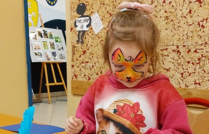 26 lutego w naszej szkole odbył się wyjątkowy DZIEŃ OTWARTY, podczas którego mieliśmy przyjemność gościć przedszkolaków, przyszłych uczniów oraz ich rodziców. Była to doskonała okazja, aby poczuć atmosferę naszej szkoły, poznać jej ofertę edukacyjną i odkryć to, co czyni ją miejscem pełnym pasji, wiedzy i radości.
Zwiedzanie naszej placówki obejmowało sale przedmiotowe, bibliotekę, stołówkę, świetlicę oraz małą salę gimnastyczną, gdzie można było na własnej skórze poczuć rytm codziennego życia naszej szkolnej społeczności.
Na odwiedzających czekało mnóstwo niespodzianek! Zachętą do działania były pieczątki, które najmłodsi otrzymywali w nagrodę za wykonanie przeróżnych zadań. W sali gimnastycznej na uczestników czekały ekscytujące konkurencje sprawnościowe, a w pracowni kulinarnej – pachnące i chrupiące gofry własnej roboty. Młodzi odkrywcy mieli okazję badać świat przez mikroskop, eksperymentować z interaktywnymi robotami Photon oraz brać udział w zajęciach z robotyki. Z kolei miłośnicy sztuki mogli tworzyć piękne dzieła na warsztatach plastycznych i origami, a najmłodsi cieszyli się malowaniem twarzy.
Nie zabrakło także wyzwań dla bystrego umysłu! Gry i zabawy językowe, rebusy oraz polonistyczne łamigłówki rozbudzały wyobraźnię i rozwijały umiejętności językowe. Wesoła „Gimnastyka buzi i języka” sprawiła, że ćwiczenie dykcji stało się czystą przyjemnością. Ogromnym zainteresowaniem cieszyły się również gry planszowe, które dostarczyły mnóstwa radości i emocjonującej rywalizacji. Dodatkowo, zabawy z chustą Klanza okazały się świetnym sposobem na integrację i wspólną zabawę pełną śmiechu.
Aktywne zwiedzanie stało się więc okazją do rozwijania ciekawości świata, nabywania nowych umiejętności, pobudzania w najmłodszych kreatywności oraz odczuwania satysfakcji z osiągniętego sukcesu.