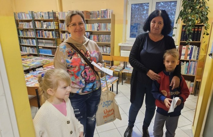 26 lutego w naszej szkole odbył się wyjątkowy DZIEŃ OTWARTY, podczas którego mieliśmy przyjemność gościć przedszkolaków, przyszłych uczniów oraz ich rodziców. Była to doskonała okazja, aby poczuć atmosferę naszej szkoły, poznać jej ofertę edukacyjną i odkryć to, co czyni ją miejscem pełnym pasji, wiedzy i radości.
Zwiedzanie naszej placówki obejmowało sale przedmiotowe, bibliotekę, stołówkę, świetlicę oraz małą salę gimnastyczną, gdzie można było na własnej skórze poczuć rytm codziennego życia naszej szkolnej społeczności.
Na odwiedzających czekało mnóstwo niespodzianek! Zachętą do działania były pieczątki, które najmłodsi otrzymywali w nagrodę za wykonanie przeróżnych zadań. W sali gimnastycznej na uczestników czekały ekscytujące konkurencje sprawnościowe, a w pracowni kulinarnej – pachnące i chrupiące gofry własnej roboty. Młodzi odkrywcy mieli okazję badać świat przez mikroskop, eksperymentować z interaktywnymi robotami Photon oraz brać udział w zajęciach z robotyki. Z kolei miłośnicy sztuki mogli tworzyć piękne dzieła na warsztatach plastycznych i origami, a najmłodsi cieszyli się malowaniem twarzy.
Nie zabrakło także wyzwań dla bystrego umysłu! Gry i zabawy językowe, rebusy oraz polonistyczne łamigłówki rozbudzały wyobraźnię i rozwijały umiejętności językowe. Wesoła „Gimnastyka buzi i języka” sprawiła, że ćwiczenie dykcji stało się czystą przyjemnością. Ogromnym zainteresowaniem cieszyły się również gry planszowe, które dostarczyły mnóstwa radości i emocjonującej rywalizacji. Dodatkowo, zabawy z chustą Klanza okazały się świetnym sposobem na integrację i wspólną zabawę pełną śmiechu.
Aktywne zwiedzanie stało się więc okazją do rozwijania ciekawości świata, nabywania nowych umiejętności, pobudzania w najmłodszych kreatywności oraz odczuwania satysfakcji z osiągniętego sukcesu.