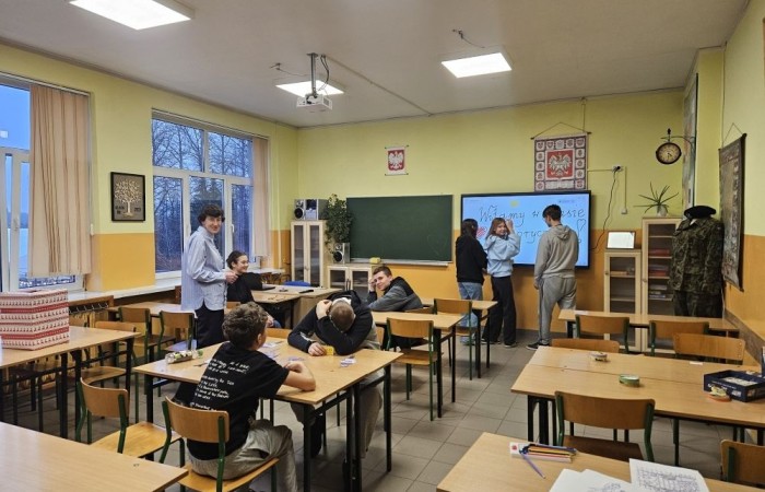 26 lutego w naszej szkole odbył się wyjątkowy DZIEŃ OTWARTY, podczas którego mieliśmy przyjemność gościć przedszkolaków, przyszłych uczniów oraz ich rodziców. Była to doskonała okazja, aby poczuć atmosferę naszej szkoły, poznać jej ofertę edukacyjną i odkryć to, co czyni ją miejscem pełnym pasji, wiedzy i radości.
Zwiedzanie naszej placówki obejmowało sale przedmiotowe, bibliotekę, stołówkę, świetlicę oraz małą salę gimnastyczną, gdzie można było na własnej skórze poczuć rytm codziennego życia naszej szkolnej społeczności.
Na odwiedzających czekało mnóstwo niespodzianek! Zachętą do działania były pieczątki, które najmłodsi otrzymywali w nagrodę za wykonanie przeróżnych zadań. W sali gimnastycznej na uczestników czekały ekscytujące konkurencje sprawnościowe, a w pracowni kulinarnej – pachnące i chrupiące gofry własnej roboty. Młodzi odkrywcy mieli okazję badać świat przez mikroskop, eksperymentować z interaktywnymi robotami Photon oraz brać udział w zajęciach z robotyki. Z kolei miłośnicy sztuki mogli tworzyć piękne dzieła na warsztatach plastycznych i origami, a najmłodsi cieszyli się malowaniem twarzy.
Nie zabrakło także wyzwań dla bystrego umysłu! Gry i zabawy językowe, rebusy oraz polonistyczne łamigłówki rozbudzały wyobraźnię i rozwijały umiejętności językowe. Wesoła „Gimnastyka buzi i języka” sprawiła, że ćwiczenie dykcji stało się czystą przyjemnością. Ogromnym zainteresowaniem cieszyły się również gry planszowe, które dostarczyły mnóstwa radości i emocjonującej rywalizacji. Dodatkowo, zabawy z chustą Klanza okazały się świetnym sposobem na integrację i wspólną zabawę pełną śmiechu.
Aktywne zwiedzanie stało się więc okazją do rozwijania ciekawości świata, nabywania nowych umiejętności, pobudzania w najmłodszych kreatywności oraz odczuwania satysfakcji z osiągniętego sukcesu.