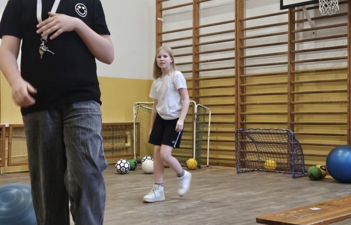 26 lutego w naszej szkole odbył się wyjątkowy DZIEŃ OTWARTY, podczas którego mieliśmy przyjemność gościć przedszkolaków, przyszłych uczniów oraz ich rodziców. Była to doskonała okazja, aby poczuć atmosferę naszej szkoły, poznać jej ofertę edukacyjną i odkryć to, co czyni ją miejscem pełnym pasji, wiedzy i radości.
Zwiedzanie naszej placówki obejmowało sale przedmiotowe, bibliotekę, stołówkę, świetlicę oraz małą salę gimnastyczną, gdzie można było na własnej skórze poczuć rytm codziennego życia naszej szkolnej społeczności.
Na odwiedzających czekało mnóstwo niespodzianek! Zachętą do działania były pieczątki, które najmłodsi otrzymywali w nagrodę za wykonanie przeróżnych zadań. W sali gimnastycznej na uczestników czekały ekscytujące konkurencje sprawnościowe, a w pracowni kulinarnej – pachnące i chrupiące gofry własnej roboty. Młodzi odkrywcy mieli okazję badać świat przez mikroskop, eksperymentować z interaktywnymi robotami Photon oraz brać udział w zajęciach z robotyki. Z kolei miłośnicy sztuki mogli tworzyć piękne dzieła na warsztatach plastycznych i origami, a najmłodsi cieszyli się malowaniem twarzy.
Nie zabrakło także wyzwań dla bystrego umysłu! Gry i zabawy językowe, rebusy oraz polonistyczne łamigłówki rozbudzały wyobraźnię i rozwijały umiejętności językowe. Wesoła „Gimnastyka buzi i języka” sprawiła, że ćwiczenie dykcji stało się czystą przyjemnością. Ogromnym zainteresowaniem cieszyły się również gry planszowe, które dostarczyły mnóstwa radości i emocjonującej rywalizacji. Dodatkowo, zabawy z chustą Klanza okazały się świetnym sposobem na integrację i wspólną zabawę pełną śmiechu.
Aktywne zwiedzanie stało się więc okazją do rozwijania ciekawości świata, nabywania nowych umiejętności, pobudzania w najmłodszych kreatywności oraz odczuwania satysfakcji z osiągniętego sukcesu.