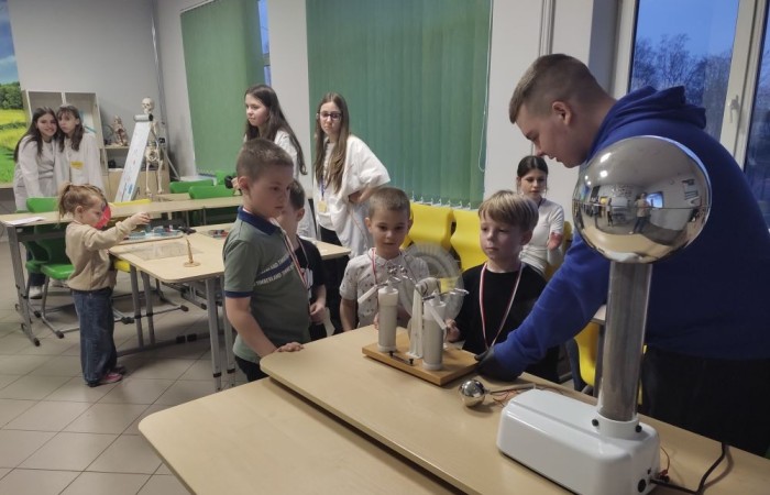 26 lutego w naszej szkole odbył się wyjątkowy DZIEŃ OTWARTY, podczas którego mieliśmy przyjemność gościć przedszkolaków, przyszłych uczniów oraz ich rodziców. Była to doskonała okazja, aby poczuć atmosferę naszej szkoły, poznać jej ofertę edukacyjną i odkryć to, co czyni ją miejscem pełnym pasji, wiedzy i radości.
Zwiedzanie naszej placówki obejmowało sale przedmiotowe, bibliotekę, stołówkę, świetlicę oraz małą salę gimnastyczną, gdzie można było na własnej skórze poczuć rytm codziennego życia naszej szkolnej społeczności.
Na odwiedzających czekało mnóstwo niespodzianek! Zachętą do działania były pieczątki, które najmłodsi otrzymywali w nagrodę za wykonanie przeróżnych zadań. W sali gimnastycznej na uczestników czekały ekscytujące konkurencje sprawnościowe, a w pracowni kulinarnej – pachnące i chrupiące gofry własnej roboty. Młodzi odkrywcy mieli okazję badać świat przez mikroskop, eksperymentować z interaktywnymi robotami Photon oraz brać udział w zajęciach z robotyki. Z kolei miłośnicy sztuki mogli tworzyć piękne dzieła na warsztatach plastycznych i origami, a najmłodsi cieszyli się malowaniem twarzy.
Nie zabrakło także wyzwań dla bystrego umysłu! Gry i zabawy językowe, rebusy oraz polonistyczne łamigłówki rozbudzały wyobraźnię i rozwijały umiejętności językowe. Wesoła „Gimnastyka buzi i języka” sprawiła, że ćwiczenie dykcji stało się czystą przyjemnością. Ogromnym zainteresowaniem cieszyły się również gry planszowe, które dostarczyły mnóstwa radości i emocjonującej rywalizacji. Dodatkowo, zabawy z chustą Klanza okazały się świetnym sposobem na integrację i wspólną zabawę pełną śmiechu.
Aktywne zwiedzanie stało się więc okazją do rozwijania ciekawości świata, nabywania nowych umiejętności, pobudzania w najmłodszych kreatywności oraz odczuwania satysfakcji z osiągniętego sukcesu.