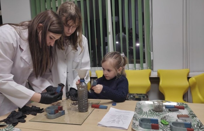 26 lutego w naszej szkole odbył się wyjątkowy DZIEŃ OTWARTY, podczas którego mieliśmy przyjemność gościć przedszkolaków, przyszłych uczniów oraz ich rodziców. Była to doskonała okazja, aby poczuć atmosferę naszej szkoły, poznać jej ofertę edukacyjną i odkryć to, co czyni ją miejscem pełnym pasji, wiedzy i radości.
Zwiedzanie naszej placówki obejmowało sale przedmiotowe, bibliotekę, stołówkę, świetlicę oraz małą salę gimnastyczną, gdzie można było na własnej skórze poczuć rytm codziennego życia naszej szkolnej społeczności.
Na odwiedzających czekało mnóstwo niespodzianek! Zachętą do działania były pieczątki, które najmłodsi otrzymywali w nagrodę za wykonanie przeróżnych zadań. W sali gimnastycznej na uczestników czekały ekscytujące konkurencje sprawnościowe, a w pracowni kulinarnej – pachnące i chrupiące gofry własnej roboty. Młodzi odkrywcy mieli okazję badać świat przez mikroskop, eksperymentować z interaktywnymi robotami Photon oraz brać udział w zajęciach z robotyki. Z kolei miłośnicy sztuki mogli tworzyć piękne dzieła na warsztatach plastycznych i origami, a najmłodsi cieszyli się malowaniem twarzy.
Nie zabrakło także wyzwań dla bystrego umysłu! Gry i zabawy językowe, rebusy oraz polonistyczne łamigłówki rozbudzały wyobraźnię i rozwijały umiejętności językowe. Wesoła „Gimnastyka buzi i języka” sprawiła, że ćwiczenie dykcji stało się czystą przyjemnością. Ogromnym zainteresowaniem cieszyły się również gry planszowe, które dostarczyły mnóstwa radości i emocjonującej rywalizacji. Dodatkowo, zabawy z chustą Klanza okazały się świetnym sposobem na integrację i wspólną zabawę pełną śmiechu.
Aktywne zwiedzanie stało się więc okazją do rozwijania ciekawości świata, nabywania nowych umiejętności, pobudzania w najmłodszych kreatywności oraz odczuwania satysfakcji z osiągniętego sukcesu.