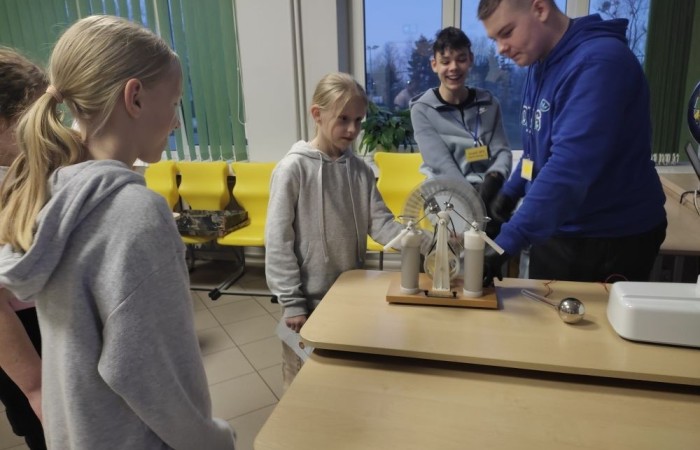 26 lutego w naszej szkole odbył się wyjątkowy DZIEŃ OTWARTY, podczas którego mieliśmy przyjemność gościć przedszkolaków, przyszłych uczniów oraz ich rodziców. Była to doskonała okazja, aby poczuć atmosferę naszej szkoły, poznać jej ofertę edukacyjną i odkryć to, co czyni ją miejscem pełnym pasji, wiedzy i radości.
Zwiedzanie naszej placówki obejmowało sale przedmiotowe, bibliotekę, stołówkę, świetlicę oraz małą salę gimnastyczną, gdzie można było na własnej skórze poczuć rytm codziennego życia naszej szkolnej społeczności.
Na odwiedzających czekało mnóstwo niespodzianek! Zachętą do działania były pieczątki, które najmłodsi otrzymywali w nagrodę za wykonanie przeróżnych zadań. W sali gimnastycznej na uczestników czekały ekscytujące konkurencje sprawnościowe, a w pracowni kulinarnej – pachnące i chrupiące gofry własnej roboty. Młodzi odkrywcy mieli okazję badać świat przez mikroskop, eksperymentować z interaktywnymi robotami Photon oraz brać udział w zajęciach z robotyki. Z kolei miłośnicy sztuki mogli tworzyć piękne dzieła na warsztatach plastycznych i origami, a najmłodsi cieszyli się malowaniem twarzy.
Nie zabrakło także wyzwań dla bystrego umysłu! Gry i zabawy językowe, rebusy oraz polonistyczne łamigłówki rozbudzały wyobraźnię i rozwijały umiejętności językowe. Wesoła „Gimnastyka buzi i języka” sprawiła, że ćwiczenie dykcji stało się czystą przyjemnością. Ogromnym zainteresowaniem cieszyły się również gry planszowe, które dostarczyły mnóstwa radości i emocjonującej rywalizacji. Dodatkowo, zabawy z chustą Klanza okazały się świetnym sposobem na integrację i wspólną zabawę pełną śmiechu.
Aktywne zwiedzanie stało się więc okazją do rozwijania ciekawości świata, nabywania nowych umiejętności, pobudzania w najmłodszych kreatywności oraz odczuwania satysfakcji z osiągniętego sukcesu.