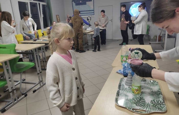 26 lutego w naszej szkole odbył się wyjątkowy DZIEŃ OTWARTY, podczas którego mieliśmy przyjemność gościć przedszkolaków, przyszłych uczniów oraz ich rodziców. Była to doskonała okazja, aby poczuć atmosferę naszej szkoły, poznać jej ofertę edukacyjną i odkryć to, co czyni ją miejscem pełnym pasji, wiedzy i radości.
Zwiedzanie naszej placówki obejmowało sale przedmiotowe, bibliotekę, stołówkę, świetlicę oraz małą salę gimnastyczną, gdzie można było na własnej skórze poczuć rytm codziennego życia naszej szkolnej społeczności.
Na odwiedzających czekało mnóstwo niespodzianek! Zachętą do działania były pieczątki, które najmłodsi otrzymywali w nagrodę za wykonanie przeróżnych zadań. W sali gimnastycznej na uczestników czekały ekscytujące konkurencje sprawnościowe, a w pracowni kulinarnej – pachnące i chrupiące gofry własnej roboty. Młodzi odkrywcy mieli okazję badać świat przez mikroskop, eksperymentować z interaktywnymi robotami Photon oraz brać udział w zajęciach z robotyki. Z kolei miłośnicy sztuki mogli tworzyć piękne dzieła na warsztatach plastycznych i origami, a najmłodsi cieszyli się malowaniem twarzy.
Nie zabrakło także wyzwań dla bystrego umysłu! Gry i zabawy językowe, rebusy oraz polonistyczne łamigłówki rozbudzały wyobraźnię i rozwijały umiejętności językowe. Wesoła „Gimnastyka buzi i języka” sprawiła, że ćwiczenie dykcji stało się czystą przyjemnością. Ogromnym zainteresowaniem cieszyły się również gry planszowe, które dostarczyły mnóstwa radości i emocjonującej rywalizacji. Dodatkowo, zabawy z chustą Klanza okazały się świetnym sposobem na integrację i wspólną zabawę pełną śmiechu.
Aktywne zwiedzanie stało się więc okazją do rozwijania ciekawości świata, nabywania nowych umiejętności, pobudzania w najmłodszych kreatywności oraz odczuwania satysfakcji z osiągniętego sukcesu.