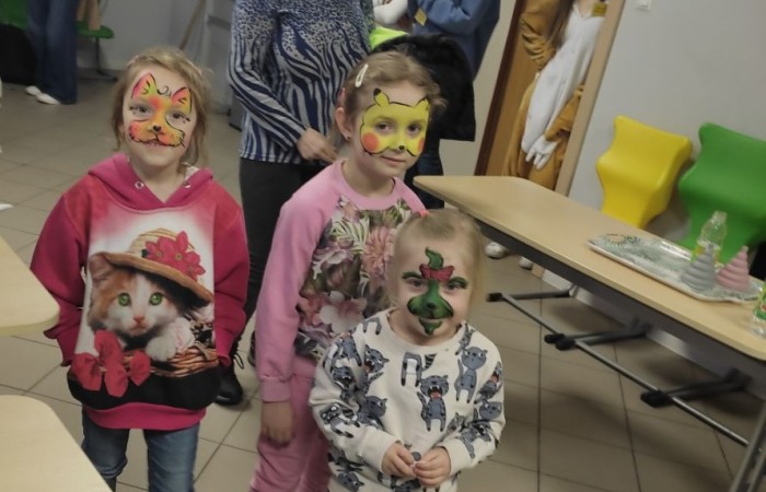 26 lutego w naszej szkole odbył się wyjątkowy DZIEŃ OTWARTY, podczas którego mieliśmy przyjemność gościć przedszkolaków, przyszłych uczniów oraz ich rodziców. Była to doskonała okazja, aby poczuć atmosferę naszej szkoły, poznać jej ofertę edukacyjną i odkryć to, co czyni ją miejscem pełnym pasji, wiedzy i radości.
Zwiedzanie naszej placówki obejmowało sale przedmiotowe, bibliotekę, stołówkę, świetlicę oraz małą salę gimnastyczną, gdzie można było na własnej skórze poczuć rytm codziennego życia naszej szkolnej społeczności.
Na odwiedzających czekało mnóstwo niespodzianek! Zachętą do działania były pieczątki, które najmłodsi otrzymywali w nagrodę za wykonanie przeróżnych zadań. W sali gimnastycznej na uczestników czekały ekscytujące konkurencje sprawnościowe, a w pracowni kulinarnej – pachnące i chrupiące gofry własnej roboty. Młodzi odkrywcy mieli okazję badać świat przez mikroskop, eksperymentować z interaktywnymi robotami Photon oraz brać udział w zajęciach z robotyki. Z kolei miłośnicy sztuki mogli tworzyć piękne dzieła na warsztatach plastycznych i origami, a najmłodsi cieszyli się malowaniem twarzy.
Nie zabrakło także wyzwań dla bystrego umysłu! Gry i zabawy językowe, rebusy oraz polonistyczne łamigłówki rozbudzały wyobraźnię i rozwijały umiejętności językowe. Wesoła „Gimnastyka buzi i języka” sprawiła, że ćwiczenie dykcji stało się czystą przyjemnością. Ogromnym zainteresowaniem cieszyły się również gry planszowe, które dostarczyły mnóstwa radości i emocjonującej rywalizacji. Dodatkowo, zabawy z chustą Klanza okazały się świetnym sposobem na integrację i wspólną zabawę pełną śmiechu.
Aktywne zwiedzanie stało się więc okazją do rozwijania ciekawości świata, nabywania nowych umiejętności, pobudzania w najmłodszych kreatywności oraz odczuwania satysfakcji z osiągniętego sukcesu.