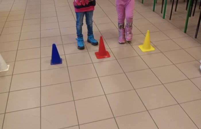 26 lutego w naszej szkole odbył się wyjątkowy DZIEŃ OTWARTY, podczas którego mieliśmy przyjemność gościć przedszkolaków, przyszłych uczniów oraz ich rodziców. Była to doskonała okazja, aby poczuć atmosferę naszej szkoły, poznać jej ofertę edukacyjną i odkryć to, co czyni ją miejscem pełnym pasji, wiedzy i radości.
Zwiedzanie naszej placówki obejmowało sale przedmiotowe, bibliotekę, stołówkę, świetlicę oraz małą salę gimnastyczną, gdzie można było na własnej skórze poczuć rytm codziennego życia naszej szkolnej społeczności.
Na odwiedzających czekało mnóstwo niespodzianek! Zachętą do działania były pieczątki, które najmłodsi otrzymywali w nagrodę za wykonanie przeróżnych zadań. W sali gimnastycznej na uczestników czekały ekscytujące konkurencje sprawnościowe, a w pracowni kulinarnej – pachnące i chrupiące gofry własnej roboty. Młodzi odkrywcy mieli okazję badać świat przez mikroskop, eksperymentować z interaktywnymi robotami Photon oraz brać udział w zajęciach z robotyki. Z kolei miłośnicy sztuki mogli tworzyć piękne dzieła na warsztatach plastycznych i origami, a najmłodsi cieszyli się malowaniem twarzy.
Nie zabrakło także wyzwań dla bystrego umysłu! Gry i zabawy językowe, rebusy oraz polonistyczne łamigłówki rozbudzały wyobraźnię i rozwijały umiejętności językowe. Wesoła „Gimnastyka buzi i języka” sprawiła, że ćwiczenie dykcji stało się czystą przyjemnością. Ogromnym zainteresowaniem cieszyły się również gry planszowe, które dostarczyły mnóstwa radości i emocjonującej rywalizacji. Dodatkowo, zabawy z chustą Klanza okazały się świetnym sposobem na integrację i wspólną zabawę pełną śmiechu.
Aktywne zwiedzanie stało się więc okazją do rozwijania ciekawości świata, nabywania nowych umiejętności, pobudzania w najmłodszych kreatywności oraz odczuwania satysfakcji z osiągniętego sukcesu.