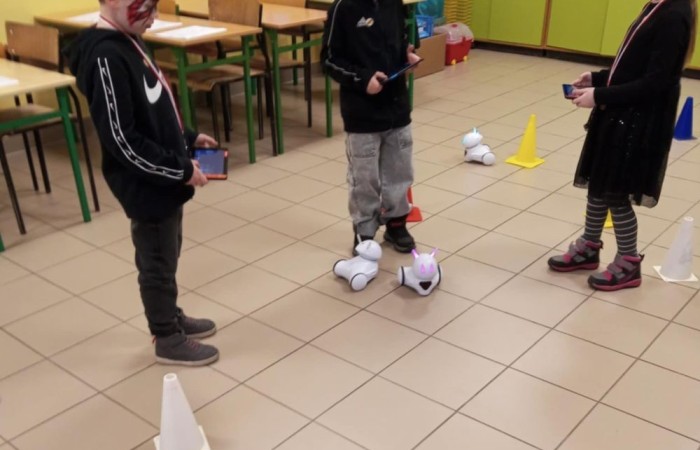 26 lutego w naszej szkole odbył się wyjątkowy DZIEŃ OTWARTY, podczas którego mieliśmy przyjemność gościć przedszkolaków, przyszłych uczniów oraz ich rodziców. Była to doskonała okazja, aby poczuć atmosferę naszej szkoły, poznać jej ofertę edukacyjną i odkryć to, co czyni ją miejscem pełnym pasji, wiedzy i radości.
Zwiedzanie naszej placówki obejmowało sale przedmiotowe, bibliotekę, stołówkę, świetlicę oraz małą salę gimnastyczną, gdzie można było na własnej skórze poczuć rytm codziennego życia naszej szkolnej społeczności.
Na odwiedzających czekało mnóstwo niespodzianek! Zachętą do działania były pieczątki, które najmłodsi otrzymywali w nagrodę za wykonanie przeróżnych zadań. W sali gimnastycznej na uczestników czekały ekscytujące konkurencje sprawnościowe, a w pracowni kulinarnej – pachnące i chrupiące gofry własnej roboty. Młodzi odkrywcy mieli okazję badać świat przez mikroskop, eksperymentować z interaktywnymi robotami Photon oraz brać udział w zajęciach z robotyki. Z kolei miłośnicy sztuki mogli tworzyć piękne dzieła na warsztatach plastycznych i origami, a najmłodsi cieszyli się malowaniem twarzy.
Nie zabrakło także wyzwań dla bystrego umysłu! Gry i zabawy językowe, rebusy oraz polonistyczne łamigłówki rozbudzały wyobraźnię i rozwijały umiejętności językowe. Wesoła „Gimnastyka buzi i języka” sprawiła, że ćwiczenie dykcji stało się czystą przyjemnością. Ogromnym zainteresowaniem cieszyły się również gry planszowe, które dostarczyły mnóstwa radości i emocjonującej rywalizacji. Dodatkowo, zabawy z chustą Klanza okazały się świetnym sposobem na integrację i wspólną zabawę pełną śmiechu.
Aktywne zwiedzanie stało się więc okazją do rozwijania ciekawości świata, nabywania nowych umiejętności, pobudzania w najmłodszych kreatywności oraz odczuwania satysfakcji z osiągniętego sukcesu.