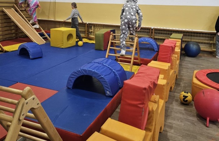 26 lutego w naszej szkole odbył się wyjątkowy DZIEŃ OTWARTY, podczas którego mieliśmy przyjemność gościć przedszkolaków, przyszłych uczniów oraz ich rodziców. Była to doskonała okazja, aby poczuć atmosferę naszej szkoły, poznać jej ofertę edukacyjną i odkryć to, co czyni ją miejscem pełnym pasji, wiedzy i radości.
Zwiedzanie naszej placówki obejmowało sale przedmiotowe, bibliotekę, stołówkę, świetlicę oraz małą salę gimnastyczną, gdzie można było na własnej skórze poczuć rytm codziennego życia naszej szkolnej społeczności.
Na odwiedzających czekało mnóstwo niespodzianek! Zachętą do działania były pieczątki, które najmłodsi otrzymywali w nagrodę za wykonanie przeróżnych zadań. W sali gimnastycznej na uczestników czekały ekscytujące konkurencje sprawnościowe, a w pracowni kulinarnej – pachnące i chrupiące gofry własnej roboty. Młodzi odkrywcy mieli okazję badać świat przez mikroskop, eksperymentować z interaktywnymi robotami Photon oraz brać udział w zajęciach z robotyki. Z kolei miłośnicy sztuki mogli tworzyć piękne dzieła na warsztatach plastycznych i origami, a najmłodsi cieszyli się malowaniem twarzy.
Nie zabrakło także wyzwań dla bystrego umysłu! Gry i zabawy językowe, rebusy oraz polonistyczne łamigłówki rozbudzały wyobraźnię i rozwijały umiejętności językowe. Wesoła „Gimnastyka buzi i języka” sprawiła, że ćwiczenie dykcji stało się czystą przyjemnością. Ogromnym zainteresowaniem cieszyły się również gry planszowe, które dostarczyły mnóstwa radości i emocjonującej rywalizacji. Dodatkowo, zabawy z chustą Klanza okazały się świetnym sposobem na integrację i wspólną zabawę pełną śmiechu.
Aktywne zwiedzanie stało się więc okazją do rozwijania ciekawości świata, nabywania nowych umiejętności, pobudzania w najmłodszych kreatywności oraz odczuwania satysfakcji z osiągniętego sukcesu.