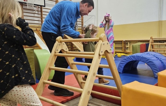 26 lutego w naszej szkole odbył się wyjątkowy DZIEŃ OTWARTY, podczas którego mieliśmy przyjemność gościć przedszkolaków, przyszłych uczniów oraz ich rodziców. Była to doskonała okazja, aby poczuć atmosferę naszej szkoły, poznać jej ofertę edukacyjną i odkryć to, co czyni ją miejscem pełnym pasji, wiedzy i radości.
Zwiedzanie naszej placówki obejmowało sale przedmiotowe, bibliotekę, stołówkę, świetlicę oraz małą salę gimnastyczną, gdzie można było na własnej skórze poczuć rytm codziennego życia naszej szkolnej społeczności.
Na odwiedzających czekało mnóstwo niespodzianek! Zachętą do działania były pieczątki, które najmłodsi otrzymywali w nagrodę za wykonanie przeróżnych zadań. W sali gimnastycznej na uczestników czekały ekscytujące konkurencje sprawnościowe, a w pracowni kulinarnej – pachnące i chrupiące gofry własnej roboty. Młodzi odkrywcy mieli okazję badać świat przez mikroskop, eksperymentować z interaktywnymi robotami Photon oraz brać udział w zajęciach z robotyki. Z kolei miłośnicy sztuki mogli tworzyć piękne dzieła na warsztatach plastycznych i origami, a najmłodsi cieszyli się malowaniem twarzy.
Nie zabrakło także wyzwań dla bystrego umysłu! Gry i zabawy językowe, rebusy oraz polonistyczne łamigłówki rozbudzały wyobraźnię i rozwijały umiejętności językowe. Wesoła „Gimnastyka buzi i języka” sprawiła, że ćwiczenie dykcji stało się czystą przyjemnością. Ogromnym zainteresowaniem cieszyły się również gry planszowe, które dostarczyły mnóstwa radości i emocjonującej rywalizacji. Dodatkowo, zabawy z chustą Klanza okazały się świetnym sposobem na integrację i wspólną zabawę pełną śmiechu.
Aktywne zwiedzanie stało się więc okazją do rozwijania ciekawości świata, nabywania nowych umiejętności, pobudzania w najmłodszych kreatywności oraz odczuwania satysfakcji z osiągniętego sukcesu.