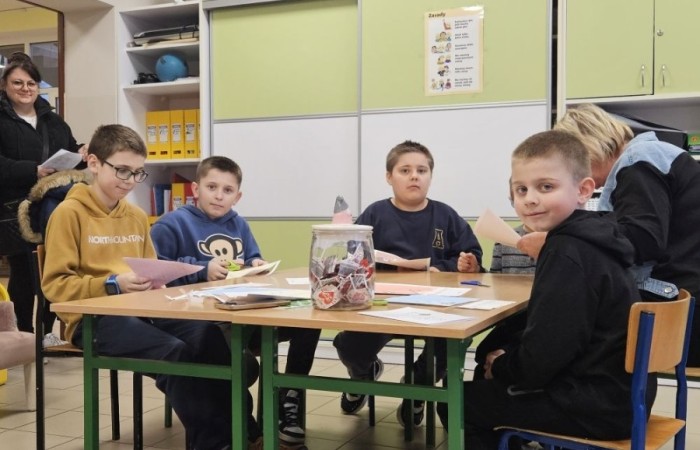 26 lutego w naszej szkole odbył się wyjątkowy DZIEŃ OTWARTY, podczas którego mieliśmy przyjemność gościć przedszkolaków, przyszłych uczniów oraz ich rodziców. Była to doskonała okazja, aby poczuć atmosferę naszej szkoły, poznać jej ofertę edukacyjną i odkryć to, co czyni ją miejscem pełnym pasji, wiedzy i radości.
Zwiedzanie naszej placówki obejmowało sale przedmiotowe, bibliotekę, stołówkę, świetlicę oraz małą salę gimnastyczną, gdzie można było na własnej skórze poczuć rytm codziennego życia naszej szkolnej społeczności.
Na odwiedzających czekało mnóstwo niespodzianek! Zachętą do działania były pieczątki, które najmłodsi otrzymywali w nagrodę za wykonanie przeróżnych zadań. W sali gimnastycznej na uczestników czekały ekscytujące konkurencje sprawnościowe, a w pracowni kulinarnej – pachnące i chrupiące gofry własnej roboty. Młodzi odkrywcy mieli okazję badać świat przez mikroskop, eksperymentować z interaktywnymi robotami Photon oraz brać udział w zajęciach z robotyki. Z kolei miłośnicy sztuki mogli tworzyć piękne dzieła na warsztatach plastycznych i origami, a najmłodsi cieszyli się malowaniem twarzy.
Nie zabrakło także wyzwań dla bystrego umysłu! Gry i zabawy językowe, rebusy oraz polonistyczne łamigłówki rozbudzały wyobraźnię i rozwijały umiejętności językowe. Wesoła „Gimnastyka buzi i języka” sprawiła, że ćwiczenie dykcji stało się czystą przyjemnością. Ogromnym zainteresowaniem cieszyły się również gry planszowe, które dostarczyły mnóstwa radości i emocjonującej rywalizacji. Dodatkowo, zabawy z chustą Klanza okazały się świetnym sposobem na integrację i wspólną zabawę pełną śmiechu.
Aktywne zwiedzanie stało się więc okazją do rozwijania ciekawości świata, nabywania nowych umiejętności, pobudzania w najmłodszych kreatywności oraz odczuwania satysfakcji z osiągniętego sukcesu.