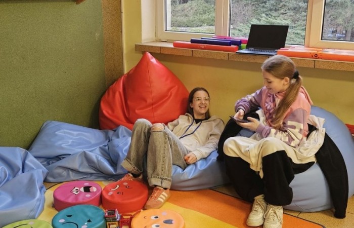 26 lutego w naszej szkole odbył się wyjątkowy DZIEŃ OTWARTY, podczas którego mieliśmy przyjemność gościć przedszkolaków, przyszłych uczniów oraz ich rodziców. Była to doskonała okazja, aby poczuć atmosferę naszej szkoły, poznać jej ofertę edukacyjną i odkryć to, co czyni ją miejscem pełnym pasji, wiedzy i radości.
Zwiedzanie naszej placówki obejmowało sale przedmiotowe, bibliotekę, stołówkę, świetlicę oraz małą salę gimnastyczną, gdzie można było na własnej skórze poczuć rytm codziennego życia naszej szkolnej społeczności.
Na odwiedzających czekało mnóstwo niespodzianek! Zachętą do działania były pieczątki, które najmłodsi otrzymywali w nagrodę za wykonanie przeróżnych zadań. W sali gimnastycznej na uczestników czekały ekscytujące konkurencje sprawnościowe, a w pracowni kulinarnej – pachnące i chrupiące gofry własnej roboty. Młodzi odkrywcy mieli okazję badać świat przez mikroskop, eksperymentować z interaktywnymi robotami Photon oraz brać udział w zajęciach z robotyki. Z kolei miłośnicy sztuki mogli tworzyć piękne dzieła na warsztatach plastycznych i origami, a najmłodsi cieszyli się malowaniem twarzy.
Nie zabrakło także wyzwań dla bystrego umysłu! Gry i zabawy językowe, rebusy oraz polonistyczne łamigłówki rozbudzały wyobraźnię i rozwijały umiejętności językowe. Wesoła „Gimnastyka buzi i języka” sprawiła, że ćwiczenie dykcji stało się czystą przyjemnością. Ogromnym zainteresowaniem cieszyły się również gry planszowe, które dostarczyły mnóstwa radości i emocjonującej rywalizacji. Dodatkowo, zabawy z chustą Klanza okazały się świetnym sposobem na integrację i wspólną zabawę pełną śmiechu.
Aktywne zwiedzanie stało się więc okazją do rozwijania ciekawości świata, nabywania nowych umiejętności, pobudzania w najmłodszych kreatywności oraz odczuwania satysfakcji z osiągniętego sukcesu.