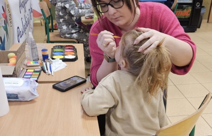 26 lutego w naszej szkole odbył się wyjątkowy DZIEŃ OTWARTY, podczas którego mieliśmy przyjemność gościć przedszkolaków, przyszłych uczniów oraz ich rodziców. Była to doskonała okazja, aby poczuć atmosferę naszej szkoły, poznać jej ofertę edukacyjną i odkryć to, co czyni ją miejscem pełnym pasji, wiedzy i radości.
Zwiedzanie naszej placówki obejmowało sale przedmiotowe, bibliotekę, stołówkę, świetlicę oraz małą salę gimnastyczną, gdzie można było na własnej skórze poczuć rytm codziennego życia naszej szkolnej społeczności.
Na odwiedzających czekało mnóstwo niespodzianek! Zachętą do działania były pieczątki, które najmłodsi otrzymywali w nagrodę za wykonanie przeróżnych zadań. W sali gimnastycznej na uczestników czekały ekscytujące konkurencje sprawnościowe, a w pracowni kulinarnej – pachnące i chrupiące gofry własnej roboty. Młodzi odkrywcy mieli okazję badać świat przez mikroskop, eksperymentować z interaktywnymi robotami Photon oraz brać udział w zajęciach z robotyki. Z kolei miłośnicy sztuki mogli tworzyć piękne dzieła na warsztatach plastycznych i origami, a najmłodsi cieszyli się malowaniem twarzy.
Nie zabrakło także wyzwań dla bystrego umysłu! Gry i zabawy językowe, rebusy oraz polonistyczne łamigłówki rozbudzały wyobraźnię i rozwijały umiejętności językowe. Wesoła „Gimnastyka buzi i języka” sprawiła, że ćwiczenie dykcji stało się czystą przyjemnością. Ogromnym zainteresowaniem cieszyły się również gry planszowe, które dostarczyły mnóstwa radości i emocjonującej rywalizacji. Dodatkowo, zabawy z chustą Klanza okazały się świetnym sposobem na integrację i wspólną zabawę pełną śmiechu.
Aktywne zwiedzanie stało się więc okazją do rozwijania ciekawości świata, nabywania nowych umiejętności, pobudzania w najmłodszych kreatywności oraz odczuwania satysfakcji z osiągniętego sukcesu.