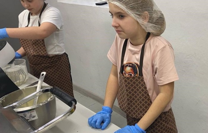 26 lutego w naszej szkole odbył się wyjątkowy DZIEŃ OTWARTY, podczas którego mieliśmy przyjemność gościć przedszkolaków, przyszłych uczniów oraz ich rodziców. Była to doskonała okazja, aby poczuć atmosferę naszej szkoły, poznać jej ofertę edukacyjną i odkryć to, co czyni ją miejscem pełnym pasji, wiedzy i radości.
Zwiedzanie naszej placówki obejmowało sale przedmiotowe, bibliotekę, stołówkę, świetlicę oraz małą salę gimnastyczną, gdzie można było na własnej skórze poczuć rytm codziennego życia naszej szkolnej społeczności.
Na odwiedzających czekało mnóstwo niespodzianek! Zachętą do działania były pieczątki, które najmłodsi otrzymywali w nagrodę za wykonanie przeróżnych zadań. W sali gimnastycznej na uczestników czekały ekscytujące konkurencje sprawnościowe, a w pracowni kulinarnej – pachnące i chrupiące gofry własnej roboty. Młodzi odkrywcy mieli okazję badać świat przez mikroskop, eksperymentować z interaktywnymi robotami Photon oraz brać udział w zajęciach z robotyki. Z kolei miłośnicy sztuki mogli tworzyć piękne dzieła na warsztatach plastycznych i origami, a najmłodsi cieszyli się malowaniem twarzy.
Nie zabrakło także wyzwań dla bystrego umysłu! Gry i zabawy językowe, rebusy oraz polonistyczne łamigłówki rozbudzały wyobraźnię i rozwijały umiejętności językowe. Wesoła „Gimnastyka buzi i języka” sprawiła, że ćwiczenie dykcji stało się czystą przyjemnością. Ogromnym zainteresowaniem cieszyły się również gry planszowe, które dostarczyły mnóstwa radości i emocjonującej rywalizacji. Dodatkowo, zabawy z chustą Klanza okazały się świetnym sposobem na integrację i wspólną zabawę pełną śmiechu.
Aktywne zwiedzanie stało się więc okazją do rozwijania ciekawości świata, nabywania nowych umiejętności, pobudzania w najmłodszych kreatywności oraz odczuwania satysfakcji z osiągniętego sukcesu.