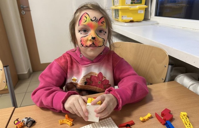 26 lutego w naszej szkole odbył się wyjątkowy DZIEŃ OTWARTY, podczas którego mieliśmy przyjemność gościć przedszkolaków, przyszłych uczniów oraz ich rodziców. Była to doskonała okazja, aby poczuć atmosferę naszej szkoły, poznać jej ofertę edukacyjną i odkryć to, co czyni ją miejscem pełnym pasji, wiedzy i radości.
Zwiedzanie naszej placówki obejmowało sale przedmiotowe, bibliotekę, stołówkę, świetlicę oraz małą salę gimnastyczną, gdzie można było na własnej skórze poczuć rytm codziennego życia naszej szkolnej społeczności.
Na odwiedzających czekało mnóstwo niespodzianek! Zachętą do działania były pieczątki, które najmłodsi otrzymywali w nagrodę za wykonanie przeróżnych zadań. W sali gimnastycznej na uczestników czekały ekscytujące konkurencje sprawnościowe, a w pracowni kulinarnej – pachnące i chrupiące gofry własnej roboty. Młodzi odkrywcy mieli okazję badać świat przez mikroskop, eksperymentować z interaktywnymi robotami Photon oraz brać udział w zajęciach z robotyki. Z kolei miłośnicy sztuki mogli tworzyć piękne dzieła na warsztatach plastycznych i origami, a najmłodsi cieszyli się malowaniem twarzy.
Nie zabrakło także wyzwań dla bystrego umysłu! Gry i zabawy językowe, rebusy oraz polonistyczne łamigłówki rozbudzały wyobraźnię i rozwijały umiejętności językowe. Wesoła „Gimnastyka buzi i języka” sprawiła, że ćwiczenie dykcji stało się czystą przyjemnością. Ogromnym zainteresowaniem cieszyły się również gry planszowe, które dostarczyły mnóstwa radości i emocjonującej rywalizacji. Dodatkowo, zabawy z chustą Klanza okazały się świetnym sposobem na integrację i wspólną zabawę pełną śmiechu.
Aktywne zwiedzanie stało się więc okazją do rozwijania ciekawości świata, nabywania nowych umiejętności, pobudzania w najmłodszych kreatywności oraz odczuwania satysfakcji z osiągniętego sukcesu.