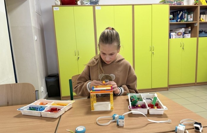 26 lutego w naszej szkole odbył się wyjątkowy DZIEŃ OTWARTY, podczas którego mieliśmy przyjemność gościć przedszkolaków, przyszłych uczniów oraz ich rodziców. Była to doskonała okazja, aby poczuć atmosferę naszej szkoły, poznać jej ofertę edukacyjną i odkryć to, co czyni ją miejscem pełnym pasji, wiedzy i radości.
Zwiedzanie naszej placówki obejmowało sale przedmiotowe, bibliotekę, stołówkę, świetlicę oraz małą salę gimnastyczną, gdzie można było na własnej skórze poczuć rytm codziennego życia naszej szkolnej społeczności.
Na odwiedzających czekało mnóstwo niespodzianek! Zachętą do działania były pieczątki, które najmłodsi otrzymywali w nagrodę za wykonanie przeróżnych zadań. W sali gimnastycznej na uczestników czekały ekscytujące konkurencje sprawnościowe, a w pracowni kulinarnej – pachnące i chrupiące gofry własnej roboty. Młodzi odkrywcy mieli okazję badać świat przez mikroskop, eksperymentować z interaktywnymi robotami Photon oraz brać udział w zajęciach z robotyki. Z kolei miłośnicy sztuki mogli tworzyć piękne dzieła na warsztatach plastycznych i origami, a najmłodsi cieszyli się malowaniem twarzy.
Nie zabrakło także wyzwań dla bystrego umysłu! Gry i zabawy językowe, rebusy oraz polonistyczne łamigłówki rozbudzały wyobraźnię i rozwijały umiejętności językowe. Wesoła „Gimnastyka buzi i języka” sprawiła, że ćwiczenie dykcji stało się czystą przyjemnością. Ogromnym zainteresowaniem cieszyły się również gry planszowe, które dostarczyły mnóstwa radości i emocjonującej rywalizacji. Dodatkowo, zabawy z chustą Klanza okazały się świetnym sposobem na integrację i wspólną zabawę pełną śmiechu.
Aktywne zwiedzanie stało się więc okazją do rozwijania ciekawości świata, nabywania nowych umiejętności, pobudzania w najmłodszych kreatywności oraz odczuwania satysfakcji z osiągniętego sukcesu.