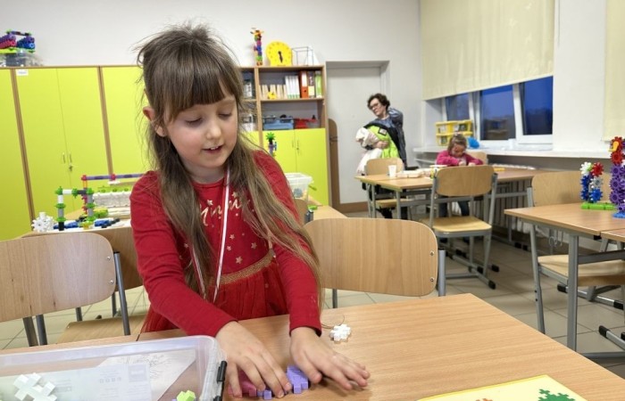 26 lutego w naszej szkole odbył się wyjątkowy DZIEŃ OTWARTY, podczas którego mieliśmy przyjemność gościć przedszkolaków, przyszłych uczniów oraz ich rodziców. Była to doskonała okazja, aby poczuć atmosferę naszej szkoły, poznać jej ofertę edukacyjną i odkryć to, co czyni ją miejscem pełnym pasji, wiedzy i radości.
Zwiedzanie naszej placówki obejmowało sale przedmiotowe, bibliotekę, stołówkę, świetlicę oraz małą salę gimnastyczną, gdzie można było na własnej skórze poczuć rytm codziennego życia naszej szkolnej społeczności.
Na odwiedzających czekało mnóstwo niespodzianek! Zachętą do działania były pieczątki, które najmłodsi otrzymywali w nagrodę za wykonanie przeróżnych zadań. W sali gimnastycznej na uczestników czekały ekscytujące konkurencje sprawnościowe, a w pracowni kulinarnej – pachnące i chrupiące gofry własnej roboty. Młodzi odkrywcy mieli okazję badać świat przez mikroskop, eksperymentować z interaktywnymi robotami Photon oraz brać udział w zajęciach z robotyki. Z kolei miłośnicy sztuki mogli tworzyć piękne dzieła na warsztatach plastycznych i origami, a najmłodsi cieszyli się malowaniem twarzy.
Nie zabrakło także wyzwań dla bystrego umysłu! Gry i zabawy językowe, rebusy oraz polonistyczne łamigłówki rozbudzały wyobraźnię i rozwijały umiejętności językowe. Wesoła „Gimnastyka buzi i języka” sprawiła, że ćwiczenie dykcji stało się czystą przyjemnością. Ogromnym zainteresowaniem cieszyły się również gry planszowe, które dostarczyły mnóstwa radości i emocjonującej rywalizacji. Dodatkowo, zabawy z chustą Klanza okazały się świetnym sposobem na integrację i wspólną zabawę pełną śmiechu.
Aktywne zwiedzanie stało się więc okazją do rozwijania ciekawości świata, nabywania nowych umiejętności, pobudzania w najmłodszych kreatywności oraz odczuwania satysfakcji z osiągniętego sukcesu.