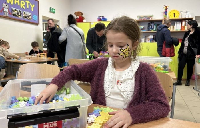 26 lutego w naszej szkole odbył się wyjątkowy DZIEŃ OTWARTY, podczas którego mieliśmy przyjemność gościć przedszkolaków, przyszłych uczniów oraz ich rodziców. Była to doskonała okazja, aby poczuć atmosferę naszej szkoły, poznać jej ofertę edukacyjną i odkryć to, co czyni ją miejscem pełnym pasji, wiedzy i radości.
Zwiedzanie naszej placówki obejmowało sale przedmiotowe, bibliotekę, stołówkę, świetlicę oraz małą salę gimnastyczną, gdzie można było na własnej skórze poczuć rytm codziennego życia naszej szkolnej społeczności.
Na odwiedzających czekało mnóstwo niespodzianek! Zachętą do działania były pieczątki, które najmłodsi otrzymywali w nagrodę za wykonanie przeróżnych zadań. W sali gimnastycznej na uczestników czekały ekscytujące konkurencje sprawnościowe, a w pracowni kulinarnej – pachnące i chrupiące gofry własnej roboty. Młodzi odkrywcy mieli okazję badać świat przez mikroskop, eksperymentować z interaktywnymi robotami Photon oraz brać udział w zajęciach z robotyki. Z kolei miłośnicy sztuki mogli tworzyć piękne dzieła na warsztatach plastycznych i origami, a najmłodsi cieszyli się malowaniem twarzy.
Nie zabrakło także wyzwań dla bystrego umysłu! Gry i zabawy językowe, rebusy oraz polonistyczne łamigłówki rozbudzały wyobraźnię i rozwijały umiejętności językowe. Wesoła „Gimnastyka buzi i języka” sprawiła, że ćwiczenie dykcji stało się czystą przyjemnością. Ogromnym zainteresowaniem cieszyły się również gry planszowe, które dostarczyły mnóstwa radości i emocjonującej rywalizacji. Dodatkowo, zabawy z chustą Klanza okazały się świetnym sposobem na integrację i wspólną zabawę pełną śmiechu.
Aktywne zwiedzanie stało się więc okazją do rozwijania ciekawości świata, nabywania nowych umiejętności, pobudzania w najmłodszych kreatywności oraz odczuwania satysfakcji z osiągniętego sukcesu.