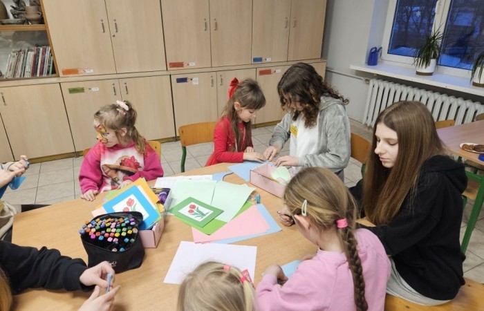 26 lutego w naszej szkole odbył się wyjątkowy DZIEŃ OTWARTY, podczas którego mieliśmy przyjemność gościć przedszkolaków, przyszłych uczniów oraz ich rodziców. Była to doskonała okazja, aby poczuć atmosferę naszej szkoły, poznać jej ofertę edukacyjną i odkryć to, co czyni ją miejscem pełnym pasji, wiedzy i radości.
Zwiedzanie naszej placówki obejmowało sale przedmiotowe, bibliotekę, stołówkę, świetlicę oraz małą salę gimnastyczną, gdzie można było na własnej skórze poczuć rytm codziennego życia naszej szkolnej społeczności.
Na odwiedzających czekało mnóstwo niespodzianek! Zachętą do działania były pieczątki, które najmłodsi otrzymywali w nagrodę za wykonanie przeróżnych zadań. W sali gimnastycznej na uczestników czekały ekscytujące konkurencje sprawnościowe, a w pracowni kulinarnej – pachnące i chrupiące gofry własnej roboty. Młodzi odkrywcy mieli okazję badać świat przez mikroskop, eksperymentować z interaktywnymi robotami Photon oraz brać udział w zajęciach z robotyki. Z kolei miłośnicy sztuki mogli tworzyć piękne dzieła na warsztatach plastycznych i origami, a najmłodsi cieszyli się malowaniem twarzy.
Nie zabrakło także wyzwań dla bystrego umysłu! Gry i zabawy językowe, rebusy oraz polonistyczne łamigłówki rozbudzały wyobraźnię i rozwijały umiejętności językowe. Wesoła „Gimnastyka buzi i języka” sprawiła, że ćwiczenie dykcji stało się czystą przyjemnością. Ogromnym zainteresowaniem cieszyły się również gry planszowe, które dostarczyły mnóstwa radości i emocjonującej rywalizacji. Dodatkowo, zabawy z chustą Klanza okazały się świetnym sposobem na integrację i wspólną zabawę pełną śmiechu.
Aktywne zwiedzanie stało się więc okazją do rozwijania ciekawości świata, nabywania nowych umiejętności, pobudzania w najmłodszych kreatywności oraz odczuwania satysfakcji z osiągniętego sukcesu.