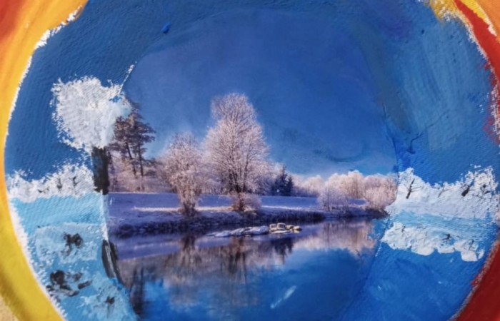 Nasi uczniowie po raz kolejny udowodnili, jak wiele talentu i kreatywności w nich drzemie. Tym razem stworzyli wyjątkowe prace plastyczne inspirowane zimową aurą. W ramach zajęć „Mały Odkrywca” losowali fragmenty zimowych krajobrazów, a następnie rozwijali je twórczo, malując farbami. Efekty? Magiczne, kolorowe i pełne wyobraźni.
Dziękujemy wszystkim uczniom klasy 3a biorącym udział w warsztatach za zaangażowanie i gratulujemy przepięknych dzieł sztuki.
