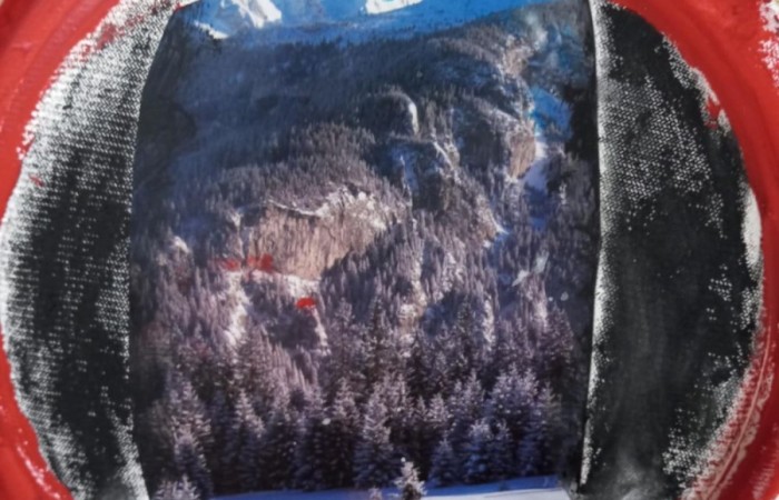 Nasi uczniowie po raz kolejny udowodnili, jak wiele talentu i kreatywności w nich drzemie. Tym razem stworzyli wyjątkowe prace plastyczne inspirowane zimową aurą. W ramach zajęć „Mały Odkrywca” losowali fragmenty zimowych krajobrazów, a następnie rozwijali je twórczo, malując farbami. Efekty? Magiczne, kolorowe i pełne wyobraźni.
Dziękujemy wszystkim uczniom klasy 3a biorącym udział w warsztatach za zaangażowanie i gratulujemy przepięknych dzieł sztuki.
