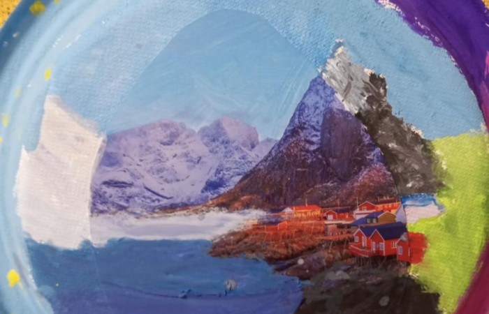 Nasi uczniowie po raz kolejny udowodnili, jak wiele talentu i kreatywności w nich drzemie. Tym razem stworzyli wyjątkowe prace plastyczne inspirowane zimową aurą. W ramach zajęć „Mały Odkrywca” losowali fragmenty zimowych krajobrazów, a następnie rozwijali je twórczo, malując farbami. Efekty? Magiczne, kolorowe i pełne wyobraźni.
Dziękujemy wszystkim uczniom klasy 3a biorącym udział w warsztatach za zaangażowanie i gratulujemy przepięknych dzieł sztuki.
