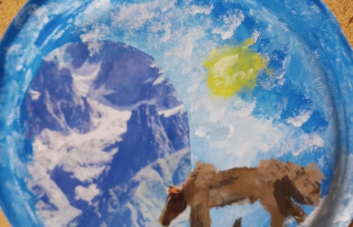 Nasi uczniowie po raz kolejny udowodnili, jak wiele talentu i kreatywności w nich drzemie. Tym razem stworzyli wyjątkowe prace plastyczne inspirowane zimową aurą. W ramach zajęć „Mały Odkrywca” losowali fragmenty zimowych krajobrazów, a następnie rozwijali je twórczo, malując farbami. Efekty? Magiczne, kolorowe i pełne wyobraźni.
Dziękujemy wszystkim uczniom klasy 3a biorącym udział w warsztatach za zaangażowanie i gratulujemy przepięknych dzieł sztuki.
