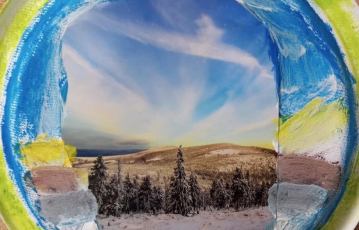 Nasi uczniowie po raz kolejny udowodnili, jak wiele talentu i kreatywności w nich drzemie. Tym razem stworzyli wyjątkowe prace plastyczne inspirowane zimową aurą. W ramach zajęć „Mały Odkrywca” losowali fragmenty zimowych krajobrazów, a następnie rozwijali je twórczo, malując farbami. Efekty? Magiczne, kolorowe i pełne wyobraźni.
Dziękujemy wszystkim uczniom klasy 3a biorącym udział w warsztatach za zaangażowanie i gratulujemy przepięknych dzieł sztuki.
