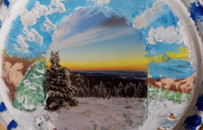 Nasi uczniowie po raz kolejny udowodnili, jak wiele talentu i kreatywności w nich drzemie. Tym razem stworzyli wyjątkowe prace plastyczne inspirowane zimową aurą. W ramach zajęć „Mały Odkrywca” losowali fragmenty zimowych krajobrazów, a następnie rozwijali je twórczo, malując farbami. Efekty? Magiczne, kolorowe i pełne wyobraźni.
Dziękujemy wszystkim uczniom klasy 3a biorącym udział w warsztatach za zaangażowanie i gratulujemy przepięknych dzieł sztuki.
